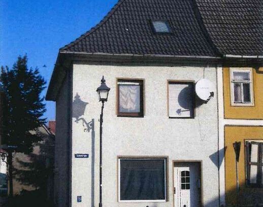 Stark sanierungsbedürftiges Reiheneckhaus mit Garage in Barby (Handwerkerobjekt)