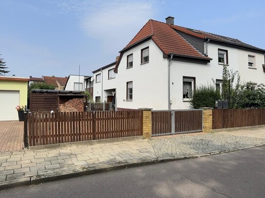 3- Zimmerwohnung mit Balkon und Hof-Gartenanteil und Garage