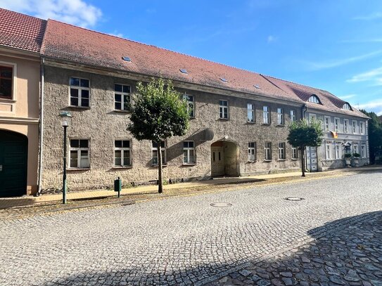 KRASS/Historische Schule am Marktplatz von Liebenwalde in BB: Einmalige Gelegenheit für 11 Wohnungen