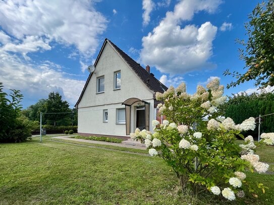 Charmante Doppelhaushälfte mit Seeblick und Sanierungspotenzial in Rechlin