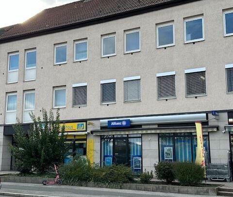 Zentral gelegene Büro- und Praxisräume, Laden, 82 m² - Stellplatz, Schaufenster 6 m