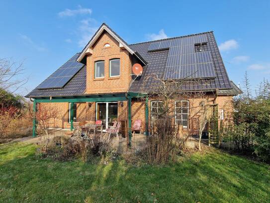 Großzügiges Landhaus, nördlich v. Hamburg, modernste Energietechnik E-Klasse A+ (WP+PV) naturnaher Garten