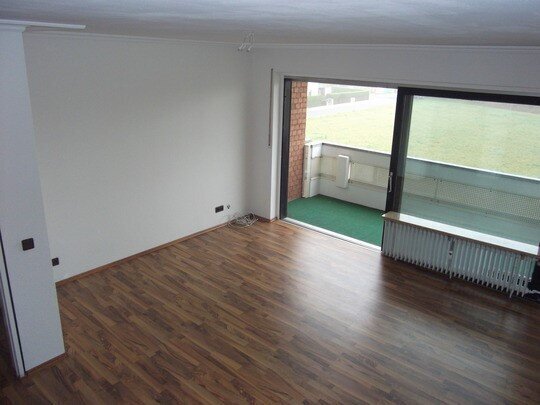 2-Zimmer-Wohnung mit Balkon, Einbauküche und Stellplatz