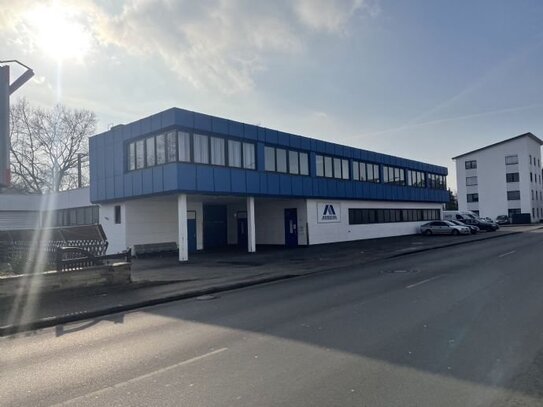 Verkehrsgünstig gelegene Halle mit Verwaltung