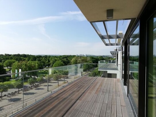 2 Bäder + 2 Balkone: hochwertige 2-Zimmer-Wohnung am Großen Garten