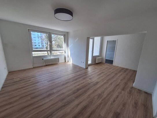 5 Zimmer Wohnung im guten Zustand mit Balkon in ruhiger Lage ab sofort