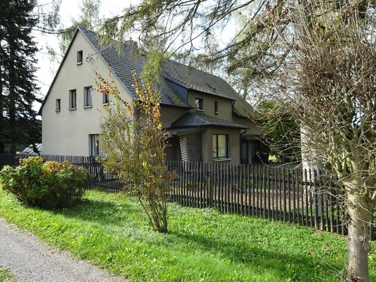 Das am Wald zwischen weitem Flur stehende Einfamilienhaus