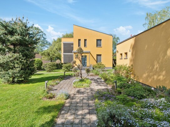 Modernes Wohnen in offenem Architektenhaus mit exklusivem Garten und Saunahaus