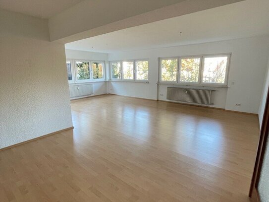 Großzügige, renovierte 3-ZKB Wohnung mit EBK und Terrasse