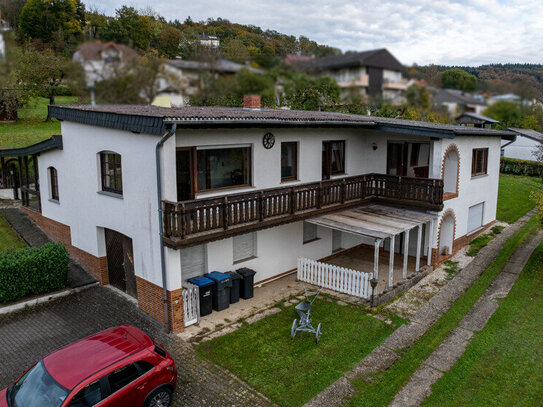 Geräumiges Familienhaus mit separaten Bungalows in Ruhelage mit Blick auf Bollendorf.