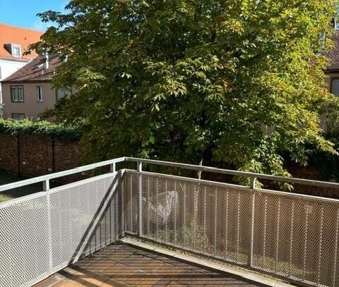 ***Gemütliche, nette Wohnung mit großem Balkon und TG-Stellplatz. in ruhiger Lage Wü-Zellerau...***