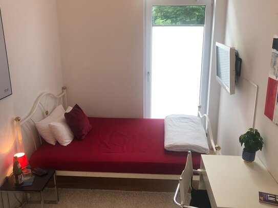 Zimmer mit Wlan, TV, eigenes kleines Badezimmer mit Toilette und Waschbecken, Gemeinschaftlich Küche und Dusche, Waschm…