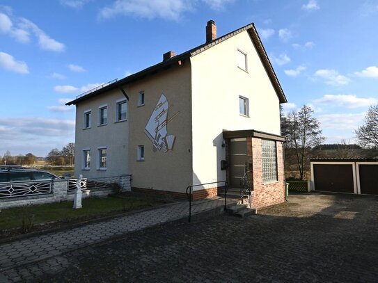 Mehrfamilienhaus (3 Wohneinheiten) mit 2 Garagen und großem Grundstück in Ortsrandlage, Nähe Vilseck