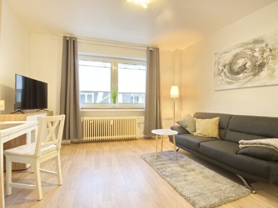 Apartment with excellent transport links, internet access and washing machine - newly furnished and completely fitted.…