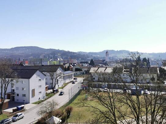 Deggendorf: Modernisierte 4 Zi -ETW mit Ausblick, Ost-Balkon und Garage Nh. Schulzentrum!