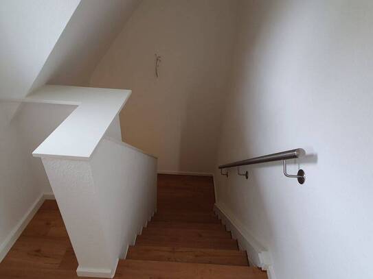 SANIERTE 2-ZI.-DACHGESCHOSSWOHNUNG IN 2 FAMILIENHAUS MIT EINBAUKÜCHE UND DACHTERRASSE ZU VERMIETEN