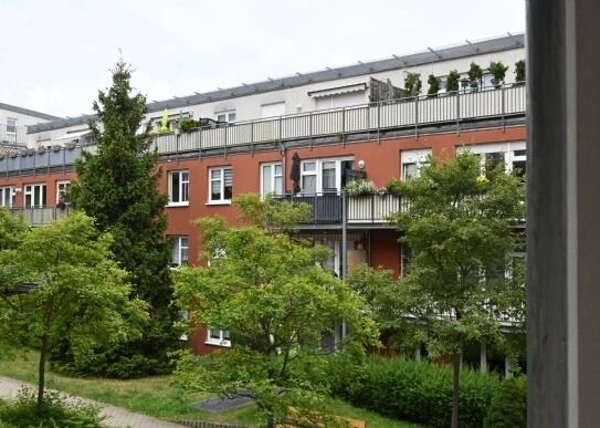 Moderne und helle 2-Zimmer-Wohnung mit großer Dachterrasse in der Nähe des Südparks in Erfurt verfügbar.