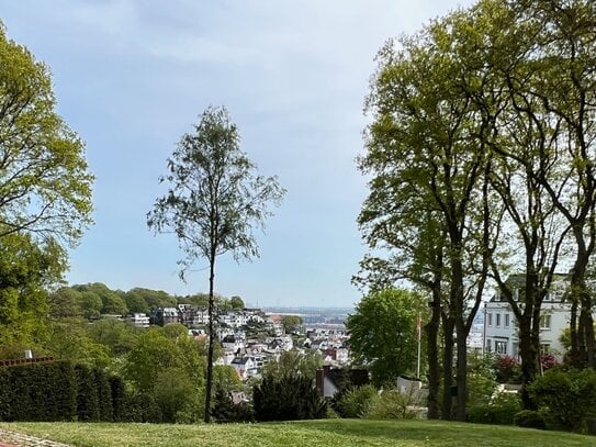 Stilvolle Villa mit traumhaften Blick zur Elbe in begehrter Lage