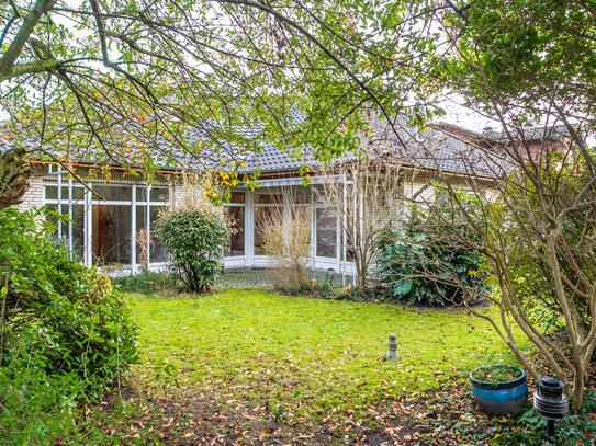 Junger Walmdachbungalow mit Garage auf einem Hintergrundstück