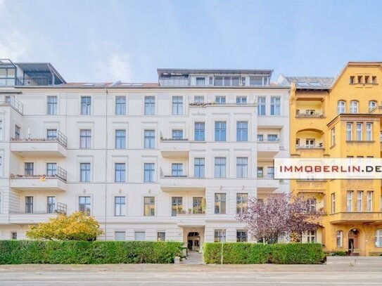 IMMOBERLIN.DE - Lichtdurchflutete Dachgeschosswohnung mit ruhiger Südterrasse & Lift nahe Akazienkiez & Winterfeldtplatz