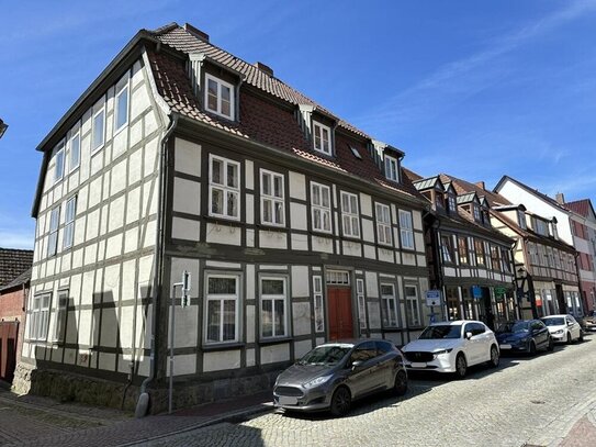 Mehrfamilienhaus in attraktiver Innenstadtlage nahe dem Warener Stadthafen mit Nebengelass & Innenhof offenbart eine Me…