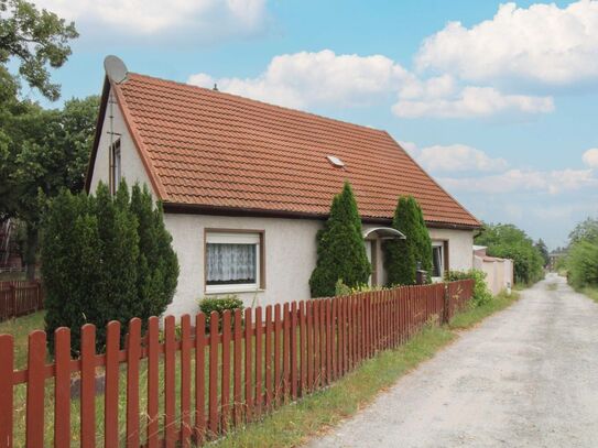 Renovierungsbedürftiges Einfamilienhaus mit viel Potenzial und Möglichkeiten dank Nebengebäude