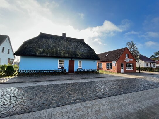 Reetgedecktes Wohnhaus mit Ferienbungalow und Laden in bester Geschäftslage von Born a. Darß