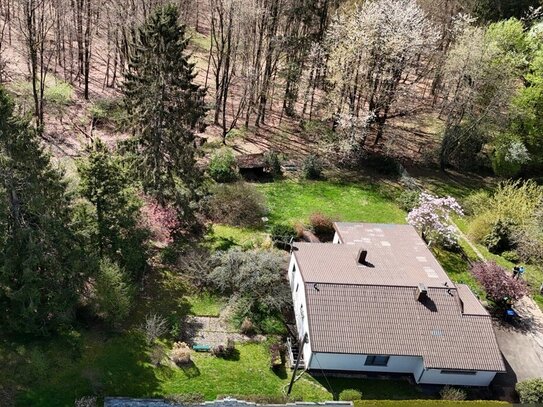 Idyllischer Bungalow mit großem Garten und exklusiver Privatsphäre