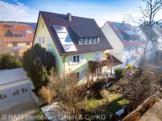 Sonnige Wohnlage*Zweifamilienhaus mit großem Garten und Doppelgarage in Bester Lage*