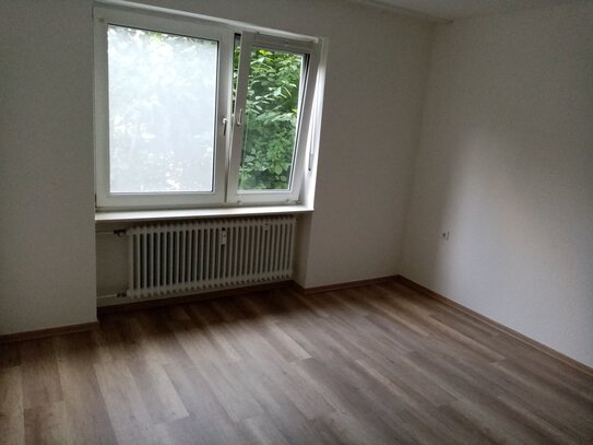 helle Wohnung in gepflegtem Mehrfamilienhaus; 2--Zimmer-Kü-Bad; EG; neue Einbauküche, neu renoviert; Saarbrücken Goeben…