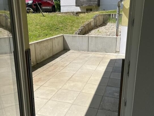 Schöne, helle neu sanierte 2 Raumwohnung mit Terrasse!