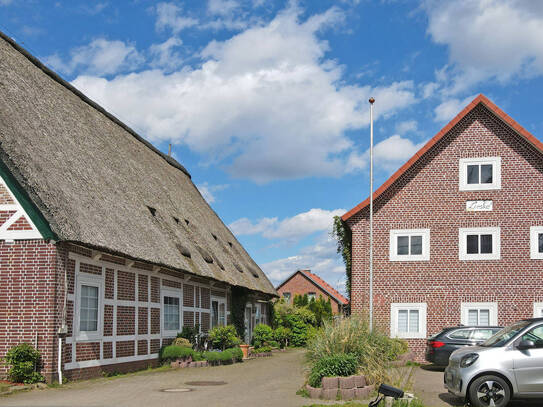 Historisches Ensemble: Bauernhaus und Reetdachhaus mit insgesamt 7 Wohnungen