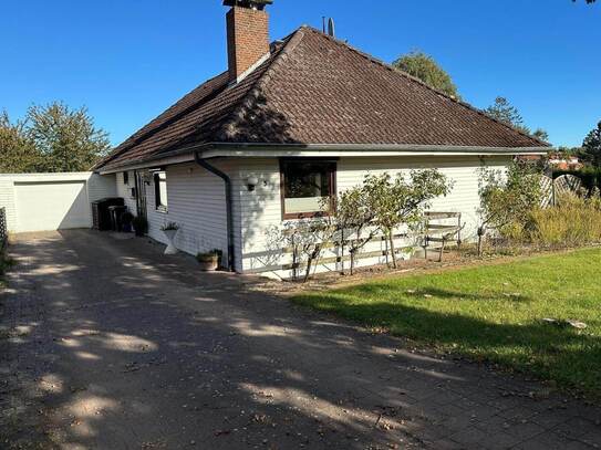 Walmdachbungalow mit Garage in Lensahn