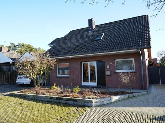 Geräumiges Einfamilienhaus mit Doppelcarport und ebenerdigem Schlafzimmer mit angrenzendem Bad!