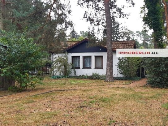 IMMOBERLIN.DE - Ideales Baugrundstück mit Bungalow in Wald- & Seenähe