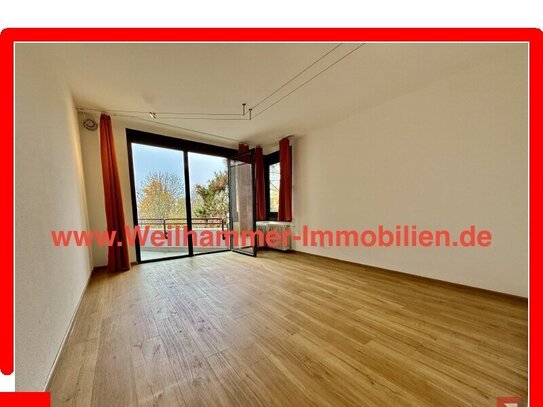 Sonniger Balkon mit heller Wohnung