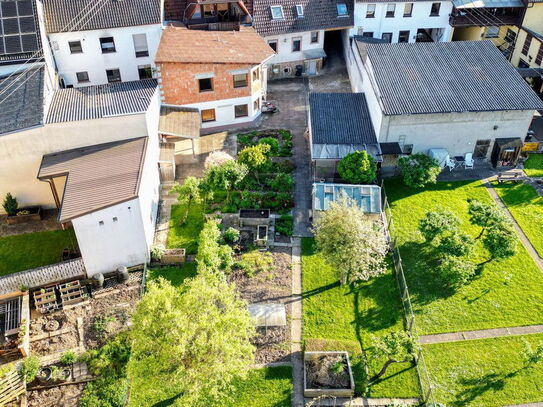 Haushälfte mit Maisonette Wohnung, großer Garten und Gewerbe **OHNE PROVISION**