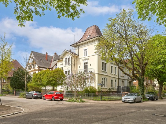 Denkmalgeschützte, sanierte Stadtvilla mit Garten und Carport in 79104 Freiburg