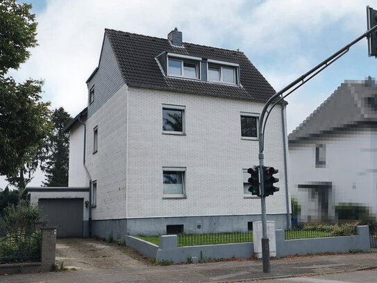 NEU: Sanierungsbedürftiges 2-Familienhaus auf 912 m² großem Grundstück + Garage