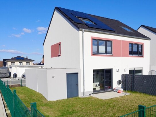 Neuwertige Doppelhaushälfte! Energieeffizient im KfW 55-Standard und PV-Anlage