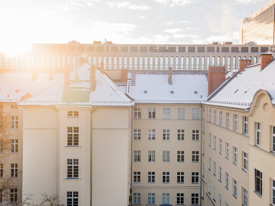 Historische Altbau-Wohnung inkl. Einbauküche, Gäste-WC, Kamin - Fantastische Lage in Berlin-Mitte!