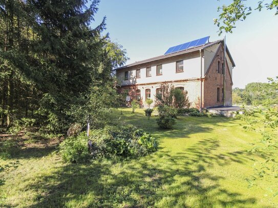 Naturnahes Wohnen: Freistehendes Einfamilienhaus mit Einliegerwohnung in traumhafter Waldlage