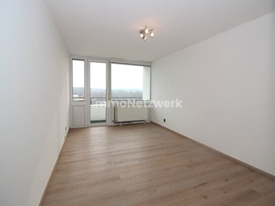 Apartment in der 8ten Etage mit Balkon, Einbauküche und Bad mit schönem Aus- und Weitblick