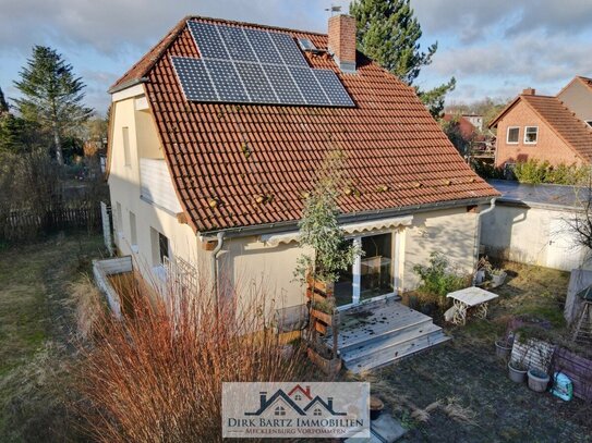 Einfamilienhaus mit Doppelgarage in ruhiger Lage und großem Grundstück.