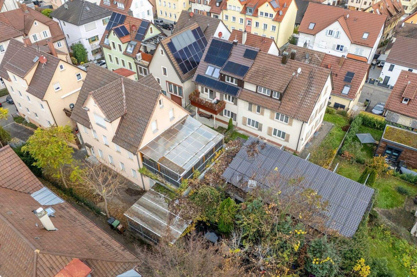 3-Familienhaus mit Gewerbehalle in guter Lage