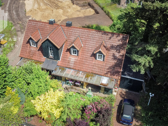 Renovierungsbedürftiges Einfamilienhaus auf einem großen Grundstück