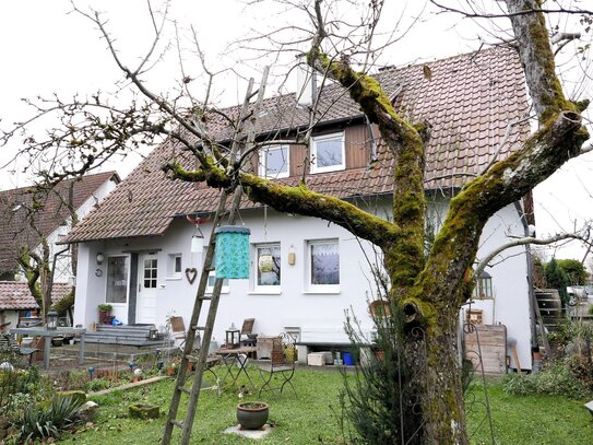 Charmantes, freistehendes Einfamilienhaus mit großem Garten und zwei Garagen