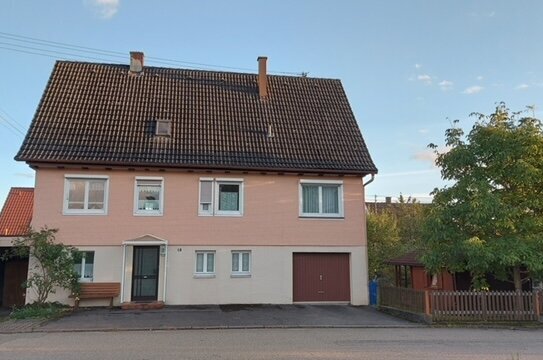 Freistehendes Einfamilienhaus mit Einliegerwohnung und Garten