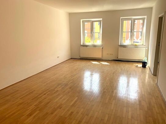 Schöne, großzügig geschnittene 2-Zimmer-Stadtwohnung im 1. OG mit Balkon direkt am Stadtplatz