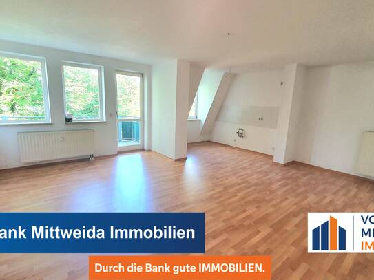 Großzügig geschnittene Dachgeschoßwohnung mit offener Küche, Balkon und Kfz-Stellplatz!